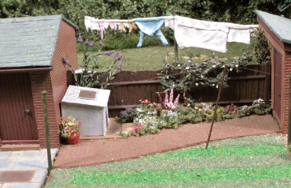 GosbertonCrossingCottagesCoalbunkerinthebackgarden